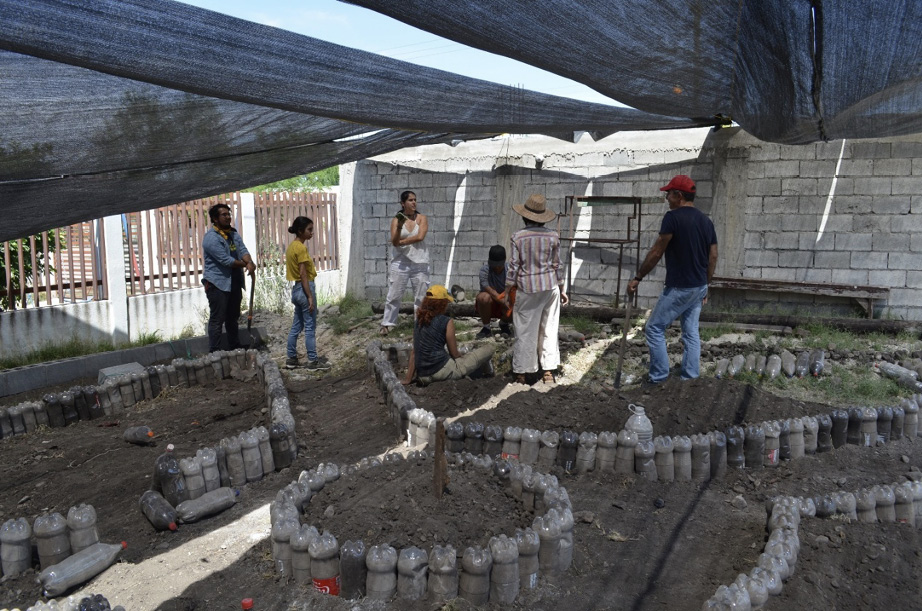 Imagen que contiene edificio, cerca, tabla, hombre

El contenido generado por IA puede ser incorrecto.