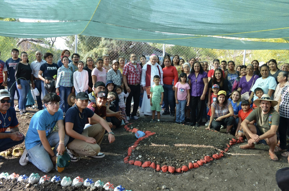 Un grupo de personas de pie sobre pasto

El contenido generado por IA puede ser incorrecto.